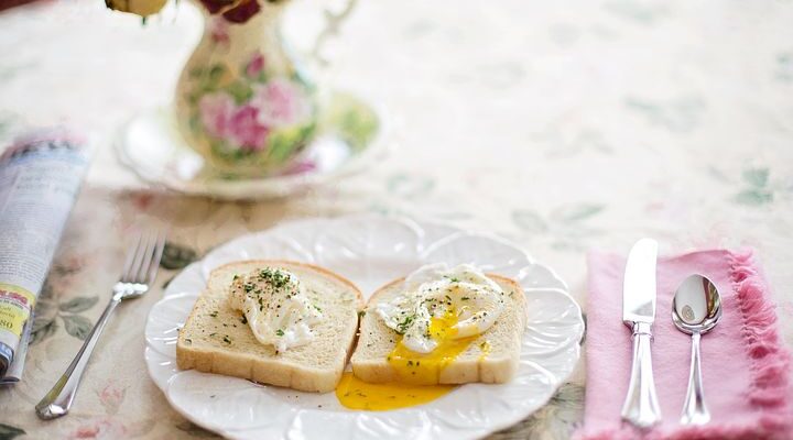 poached eggs on toast 739401 480